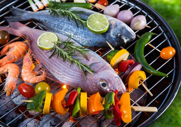 Barbacoa parrilla con peces de mar . — Foto de Stock