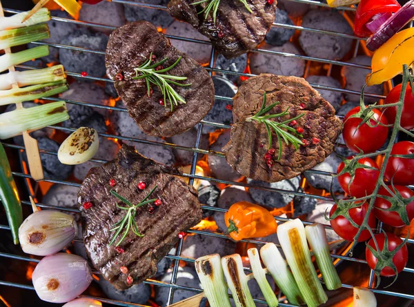 Heerlijk rundvlees met groenten op een barbecue-grill. — Stockfoto