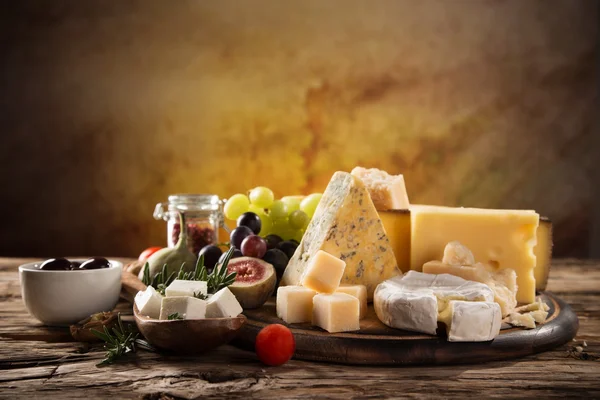 Utsökt ost på bordet — Stockfoto