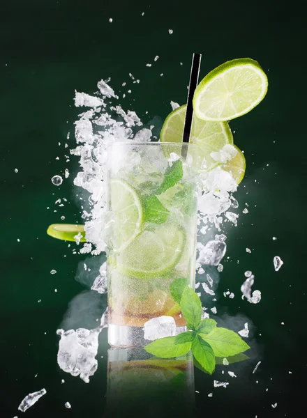 Verse mojito drankje met vloeibare plons. — Stockfoto