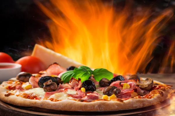 Deliziosa pizza italiana servita sul tavolo di legno — Foto Stock