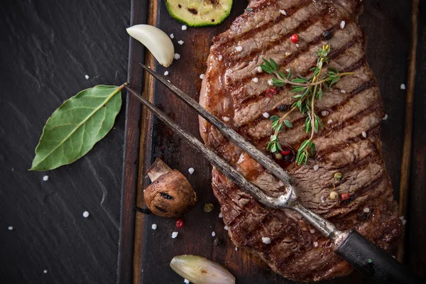 Ízletes marha steak a fekete kő asztal. — Stock Fotó