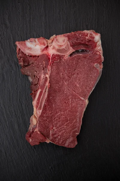 검은 돌 테이블에 맛 있는 원시 쇠고기 스테이크. — 스톡 사진