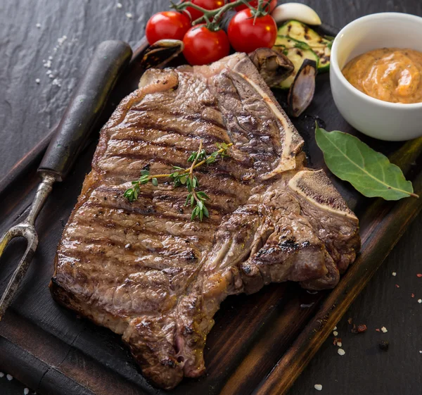 Ízletes marha steak a fekete kő asztal. — Stock Fotó