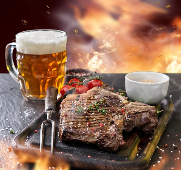 Délicieux steak de boeuf sur table en pierre noire . — Photo