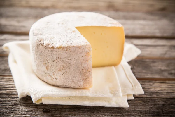 Heerlijke kaas op tafel — Stockfoto