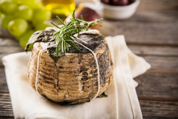 Leckerer Käse auf dem Tisch — Stockfoto