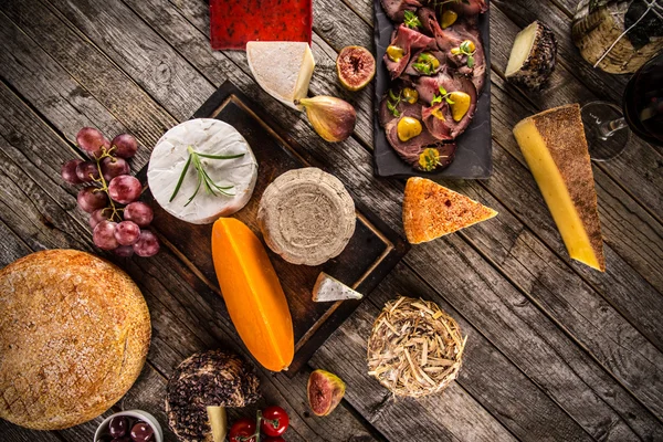 Heerlijke kaas op tafel — Stockfoto