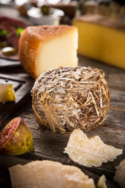 Leckerer Käse auf dem Tisch — Stockfoto