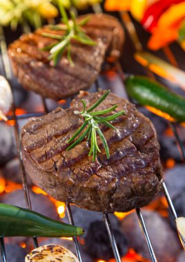 Lezzetli sığır eti bir barbekü ızgara sebzeli.