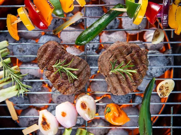 Deliciosa carne de res con verduras en una parrilla de barbacoa . — Foto de Stock