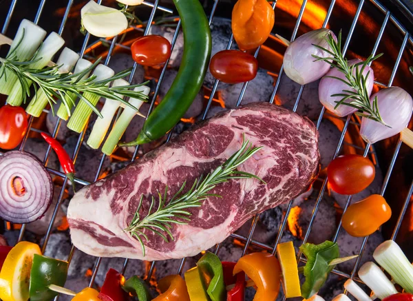Смачне яловиче м'ясо з овочем на грилі барбекю . — стокове фото