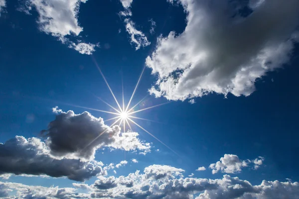 Ciel bleu dramatique avec nuages et soleil — Photo