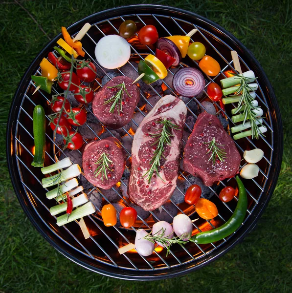 Deliciosa carne de res con verduras en una parrilla de barbacoa . — Foto de Stock