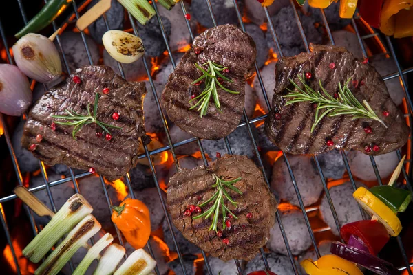 Läcker nötkött med grönsaker på en grill grill. — Stockfoto