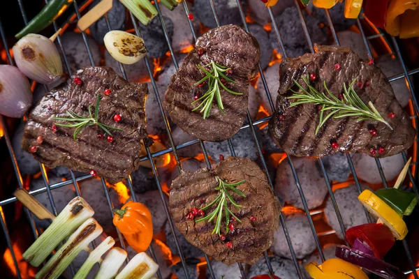 Carne de vaca deliciosa com verdura em uma grelha de churrasco . — Fotografia de Stock