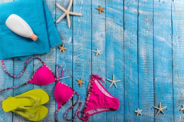 Yaz plaj Aksesuar ahşap masa üzerinde.