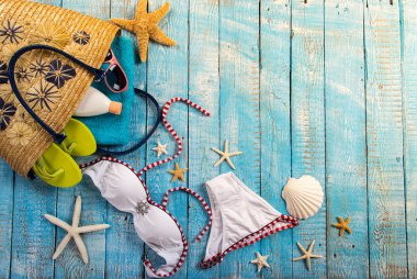 Yaz plaj Aksesuar ahşap masa üzerinde.