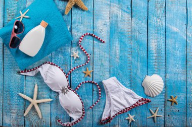 Yaz plaj Aksesuar ahşap masa üzerinde.