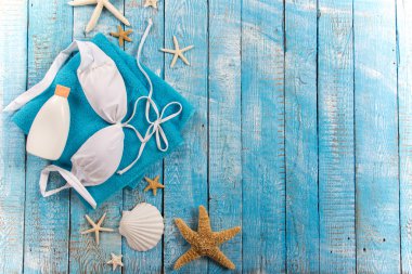 Yaz plaj Aksesuar ahşap masa üzerinde.