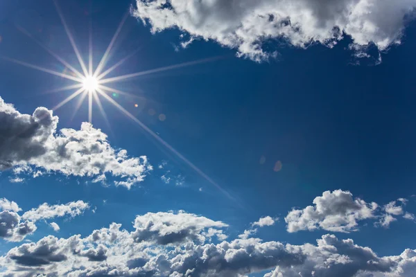 Dramatischer blauer Himmel mit Wolken und Sonne — Stockfoto
