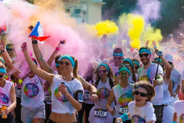 Prag, Çek Cumhuriyeti - Haziran 4: Katılmak insanlar renk çalıştıracağınız 4 Haziran 2016 Prag, Çek Cumhuriyeti. Renk çalıştırmak dünya çapında barındırılan eğlenceli bir yarış Prag yaklaşık 20000 rakipleriyle.
