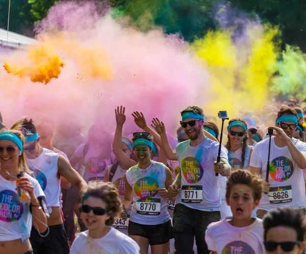 PRAGA, REPUBBLICA CECA - 4 GIUGNO: La gente partecipa al Color Run il 4 giugno 2016 a Praga, Repubblica Ceca. The Color Run è una gara di divertimento ospitata in tutto il mondo con circa 20000 concorrenti a Praga . — Foto Stock