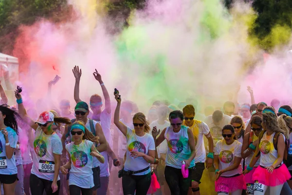 PRAGA, REPUBBLICA CECA - 4 GIUGNO: La gente partecipa al Color Run il 4 giugno 2016 a Praga, Repubblica Ceca. The Color Run è una gara di divertimento ospitata in tutto il mondo con circa 20000 concorrenti a Praga . — Foto Stock