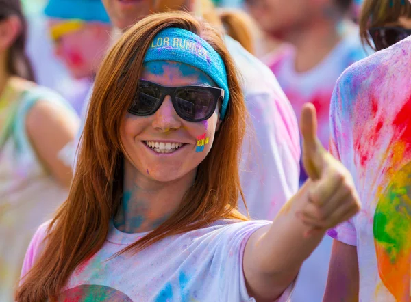 PRAGUE, REPÚBLICA CHECA - JUNHO 4: As pessoas participam da corrida de cores em 4 de junho de 2016 em Praga, República Tcheca. The Color Run é uma corrida divertida em todo o mundo com cerca de 20000 concorrentes em Praga . — Fotografia de Stock