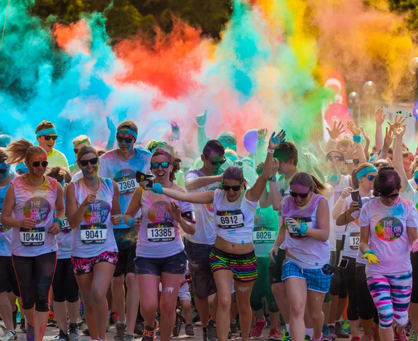 PRAGUE, REPÚBLICA CHECA - JUNHO 4: As pessoas participam da corrida de cores em 4 de junho de 2016 em Praga, República Tcheca. The Color Run é uma corrida divertida em todo o mundo com cerca de 20000 concorrentes em Praga . — Fotografia de Stock