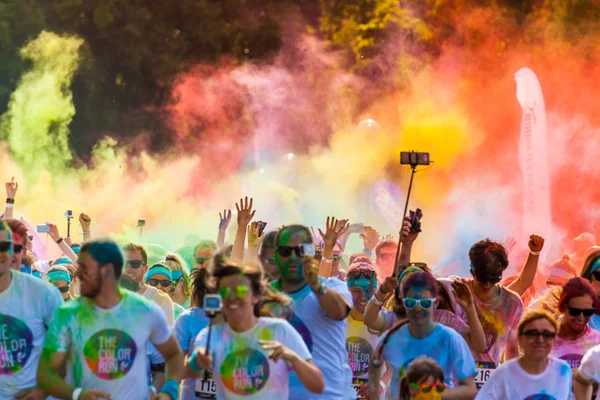 PRAGA, REPUBBLICA CECA - 4 GIUGNO: La gente partecipa al Color Run il 4 giugno 2016 a Praga, Repubblica Ceca. The Color Run è una gara di divertimento ospitata in tutto il mondo con circa 20000 concorrenti a Praga . — Foto Stock