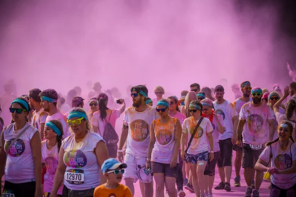 PRAGA, REPUBBLICA CECA - 4 GIUGNO: La gente partecipa al Color Run il 4 giugno 2016 a Praga, Repubblica Ceca. The Color Run è una gara di divertimento ospitata in tutto il mondo con circa 20000 concorrenti a Praga . — Foto Stock