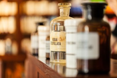 Eski vintage ilaç şişeleri, yakın çekim.