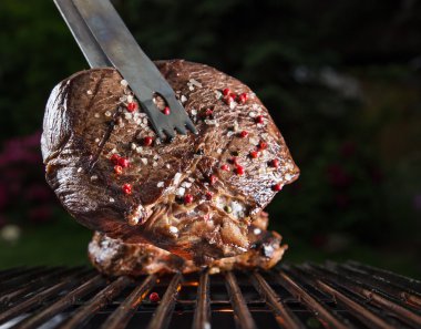 Izgarada ızgara biftek..