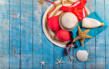 Yaz plaj Aksesuar ahşap masa üzerinde.