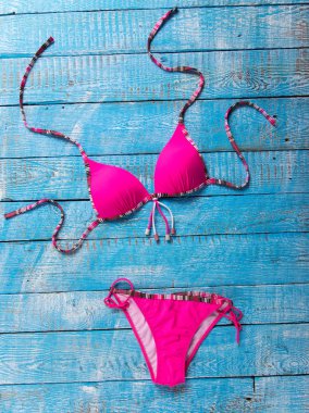 Yaz plaj Aksesuar ahşap masa üzerinde.