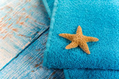 Yaz plaj Aksesuar ahşap masa üzerinde.