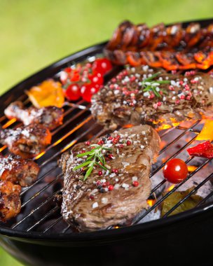 Lezzetli sığır eti bir barbekü ızgara sebzeli.
