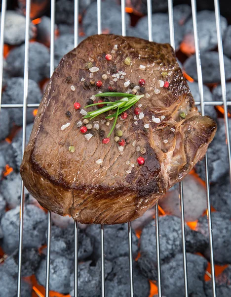 Gegrilltes Rindersteak auf dem Grill. — Stockfoto