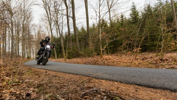 Homem assento na moto na estrada . — Fotografia de Stock