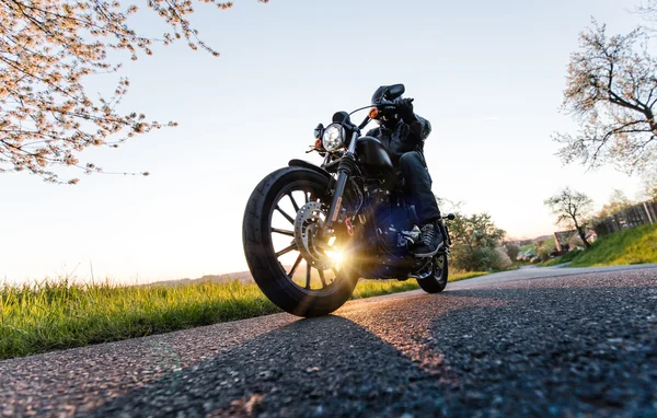 Asiento de hombre en la motocicleta en la carretera . — Foto de Stock