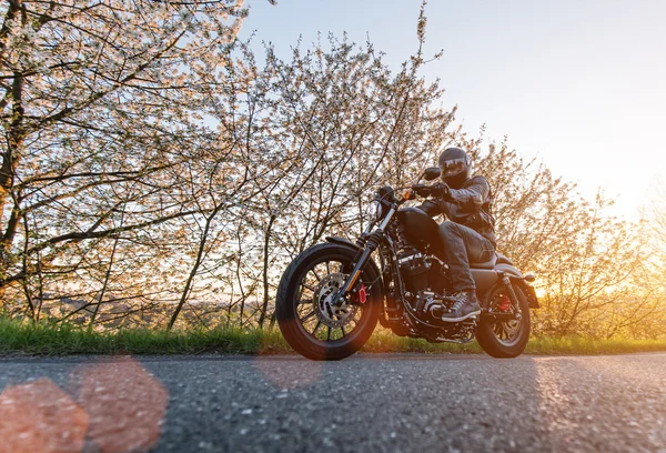 Asiento de hombre en la motocicleta en la carretera . — Foto de Stock