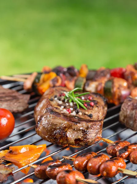 Deliciosa carne de res con verduras en una parrilla de barbacoa . — Foto de Stock