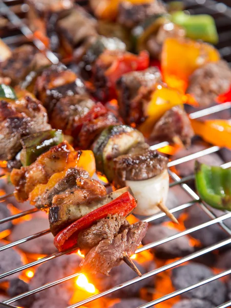 Leckere Spieße auf dem Grill. — Stockfoto