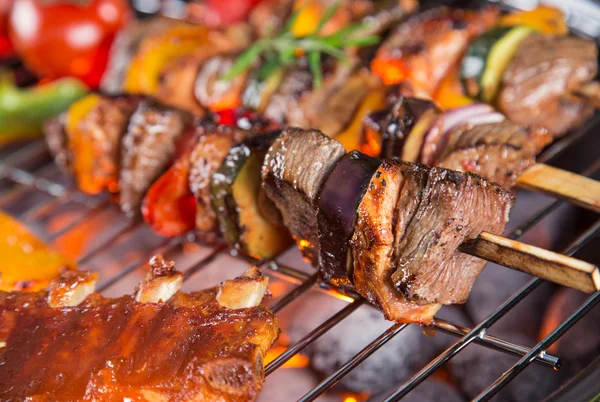 Smakelijke spiesjes op de grill. — Stockfoto