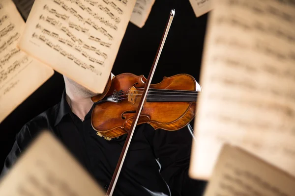 Detalhe um violinista tocando seu instrumento — Fotografia de Stock