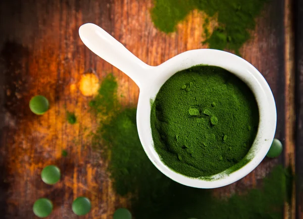 Healthy green young barley and chlorella. — Stock Photo, Image