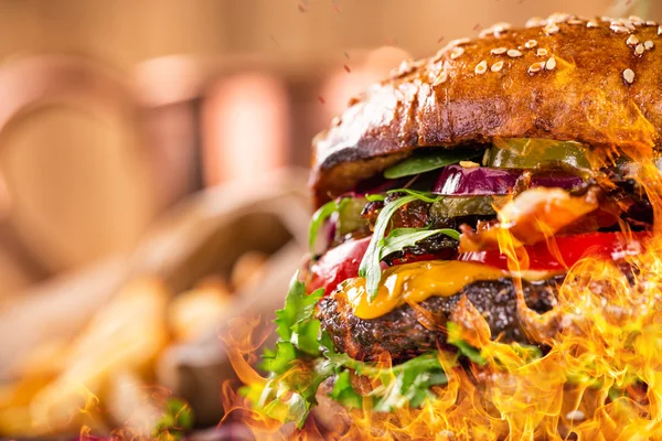 Leckerer Burger auf Holztisch. — Stockfoto