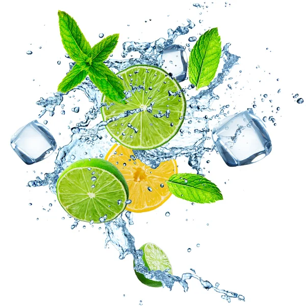 Limoni e lime freschi in spruzzi d'acqua . — Foto Stock