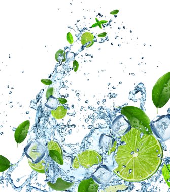 su sıçrama içinde taze limes.